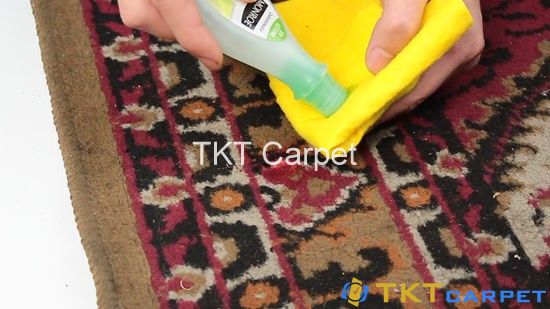 bước 3: sử dụng hóa chất lau sạch sơn khô trên thảm