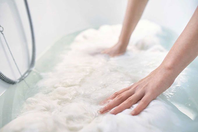 giặt thảm lông cừu bằng nước lạnh