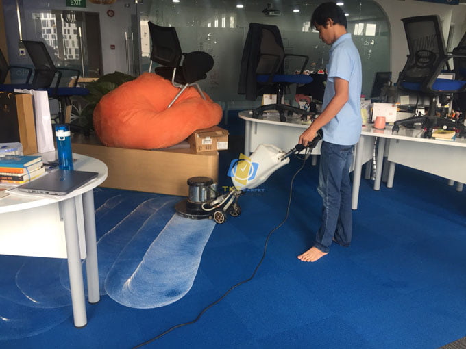 Washing carpet shampoo with a machine