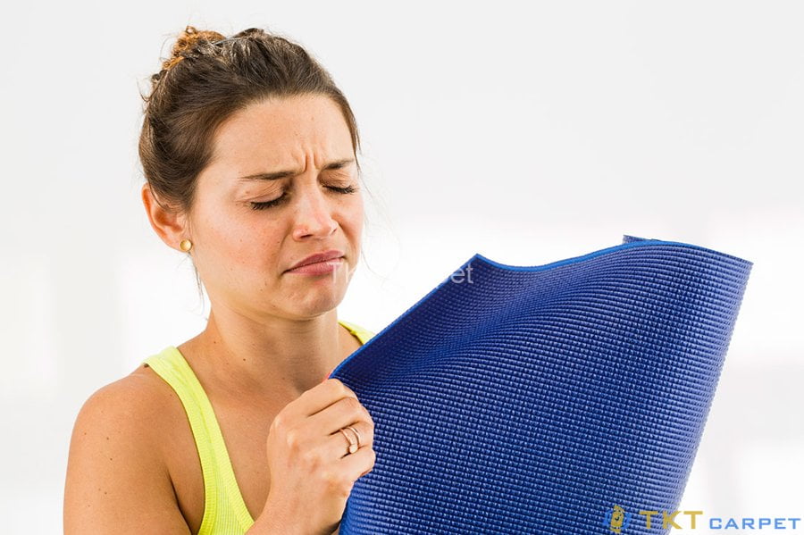Tại sao thảm yoga của bạn lại có mùi