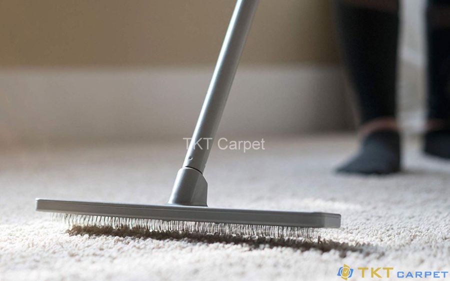 Hướng dẫn khắc phục thảm bị mờ - Sử dụng cào thảm để làm phẳng thảm trải sàn