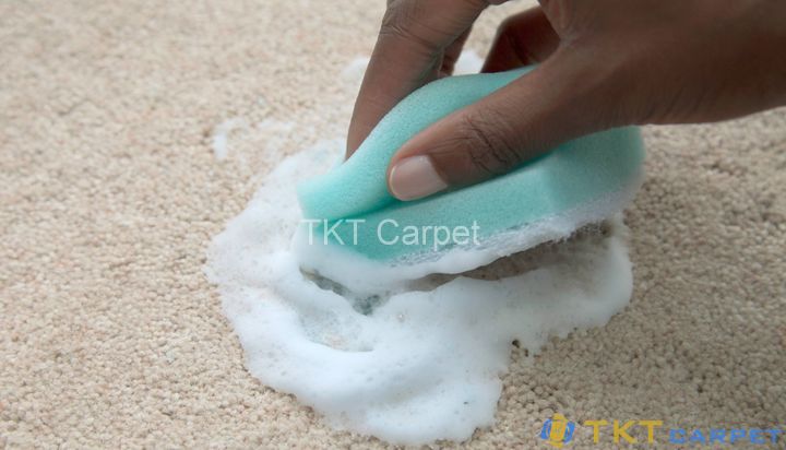 Hướng dẫn loại bỏ vết mực trên thảm bằng chất tẩy rửa