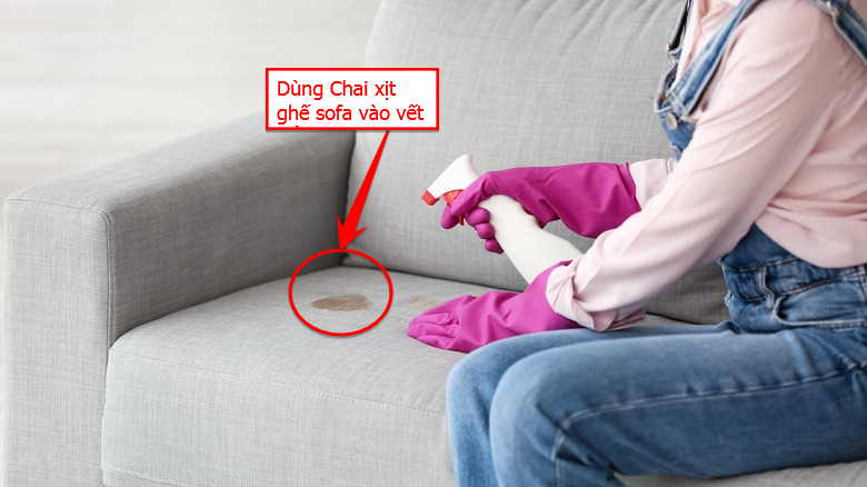 Cách làm sạch ghế sofa vải bằng chai xịt ghế sofa
